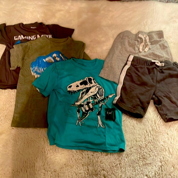Size 5 boys shorts and shirts - Picture 1 of 13